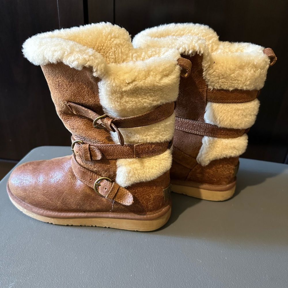 UGG BECKET Water Resistant Boots BrownChestnut. Size 7US